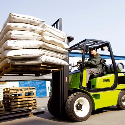 Clark forklift lifting load